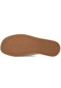 Rubberen outsole met een honingraatstructuur, met een beige geweven bovenkant. De zool is een uniforme lichtbruine kleur met gestempeld merk. 