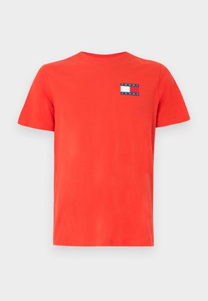 T-shirt rossa in cotone con maniche corte e scollo rotondo. Presenta una piccola toppa con logo marchiato in blu navy sul petto a sinistra.