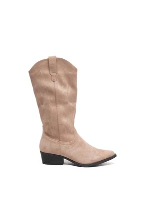 Botte de cowboy en daim beige, mi-mollet, avec motifs décoratifs cousus, bout arrondi et talon empilé noir sur fond blanc.