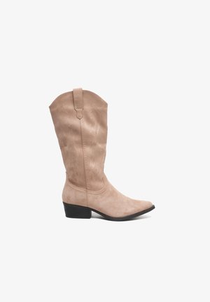 Botte de cowboy en daim beige, mi-mollet, avec motifs décoratifs cousus, bout arrondi et talon empilé noir sur fond blanc.