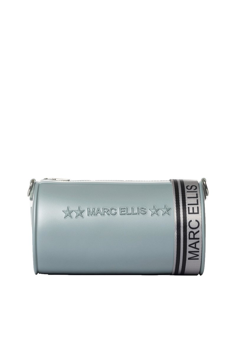 Borsa cilindrica di colore blu chiaro con superficie testurizzata, logo in rilievo e un'accattivante striscia a righe bianche e nere. Dotata di chiusura a zip e accessori in metallo.