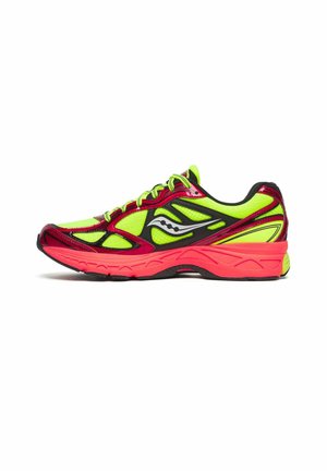 Scarpa da corsa con accenti giallo neon, rosso brillante e nero e suola robusta, mostrata di profilo su sfondo bianco.