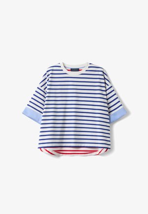 Wit overhemd met horizontale marineblauwe strepen, lichtblauwe manchetten en rood-wit gestreepte binnenzoom.