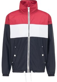 Rød, hvid og navy vindjakke med høj krave, frontlynlås, elastiske manchetter og snøre i kanten. Letvægts, glat tekstur.