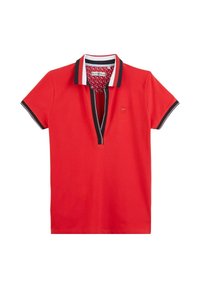 Polo shirt rouge avec un décolleté en V profond, doté d'un col à rayures noires et blanches contrastantes et d'un col intérieur à motif. Matière en coton doux.