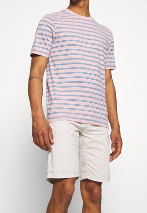 Gestreiftes T-Shirt in Hellrosa mit blauen Linien, kombiniert mit weißen Shorts, die kleine Punkte haben. Kurze Ärmel und Rundhalsausschnitt.