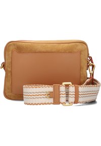 Bruine suede en leren schoudertas met een rechthoekige vorm, voorzien van een gevlochten crèmekleurige schouderband met bruine strepen en gouden hardware accenten.