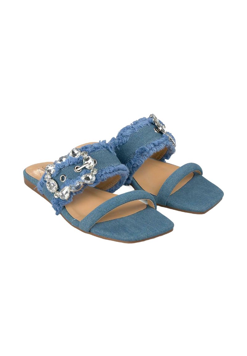 Sandali in denim blu con una cinghia testurizzata caratterizzata da una fibbia decorativa in argento e due cinturini alla caviglia. Design con punta quadrata, suola piatta.