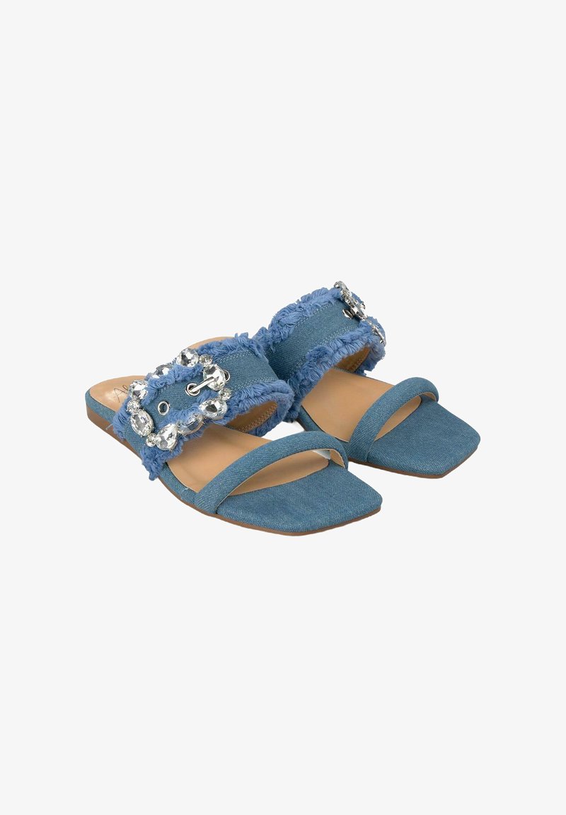 Sandali in denim blu con una cinghia testurizzata caratterizzata da una fibbia decorativa in argento e due cinturini alla caviglia. Design con punta quadrata, suola piatta.