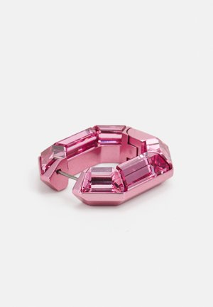 Rosa metallarmbånd med rektangulære rosa edelstener arrangert i en oktagonal form. Jevn tekstur med glitrende detaljer.