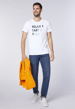 NORMALE PASSFORM - Print T-shirt - bright white