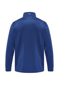 Chaqueta azul de manga larga con cuello alto, vista desde atrás, con un pequeño logo blanco centrado debajo del cuello.