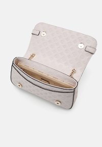 Borsa a tracolla grigia chiara con motivo embossé, hardware dorato e bordatura nera in contrasto. Presenta un ampio interno con scomparti per portafoglio.