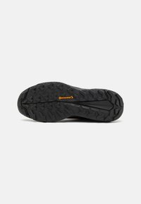 Schwarze Gummisohle mit einem robusten Profil. Verfügt über ein oranges Continental-Logo in der Nähe des Fußgewölbes, konzipiert für Traktion und Langlebigkeit.