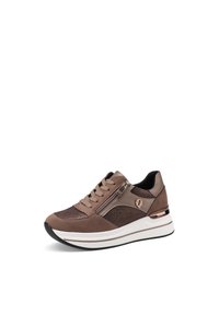 Sneaker marrone con una combinazione di suede e materiale mesh, dotato di una cerniera laterale, chiusura con lacci e una suola intermedia bianca con accenti metallici.