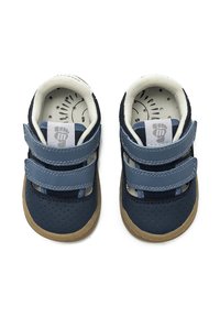 Zapatos infantiles azules con dos correas de Velcro, fabricados en material sintético perforado, con suela de goma y diseño de plantilla acolchada.