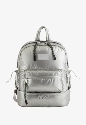 Silberne gepolsterte Rucksack mit zwei oberen Griffen, bunten Zugbändern und einer vorderen Reißverschlusstasche. Weiche Textur mit einem eleganten, glänzenden Finish.