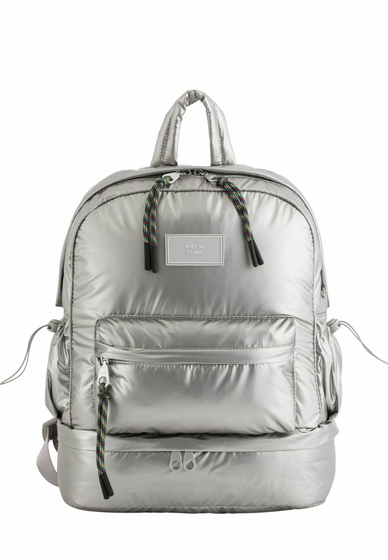 Srebrny plecak z podszewką, z podwójnymi uchwytami u góry, kolorowymi sznurkami i przednią kieszenią na zamek. Miękka tekstura z gładką, błyszczącą powierzchnią.