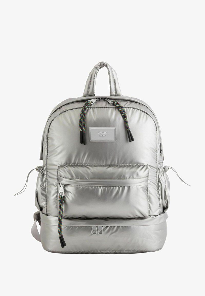 Srebrny plecak z podszewką, z podwójnymi uchwytami u góry, kolorowymi sznurkami i przednią kieszenią na zamek. Miękka tekstura z gładką, błyszczącą powierzchnią.