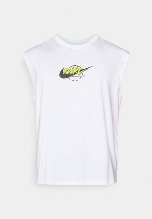 Weißes ärmelloses Basketballoberteil von Nike mit gelbem und schwarzem Logo, das zentral auf der Brust platziert ist, vor einem schlichten Hintergrund.