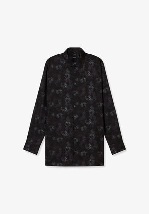 Schwarzes Langarmshirt mit floralem Muster in Grautönen und Weiß, ausgestattet mit einem Hemdkragen und einer durchgehenden Knopfleiste vorne.