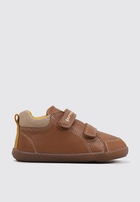 Chaussures en cuir marron pour tout-petits avec deux sangles Velcro, accents en cuir suédé beige et semelle en caoutchouc flexible dotée de petits trous de drainage.