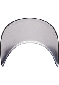 Grijze en zwarte baseballcap met een gebogen rand, textuurstof, met zichtbare stiksels langs de rand en een gladde binnenvoering.