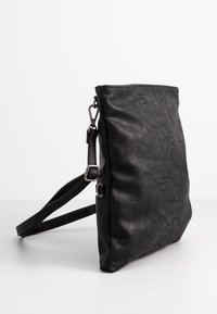 Borsa a tracolla in pelle nera con superficie testurizzata, forma piatta e tracolle regolabili, impreziosita da dettagli in metallo color argento.