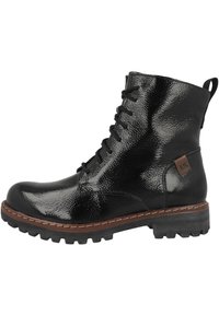 Botín negro de cuero hasta el tobillo con un acabado brillante, diseño de cordones, suela robusta y un parche de cuero marrón en el talón.