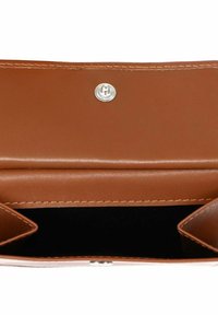 Portefeuille en cuir marron avec fermeture à bouton pression, montrant le compartiment intérieur ouvert et les bords cousus.