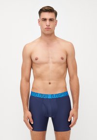 Boxeri de marină cu o bandă elastică albastră pe care este inscripționat textul "YOUR UNDER". Material neted și elastic, lungime până la mijlocul coapsei.