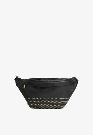 Czarna skórzana saszetka na pas z ozdobnymi złotymi ćwiekami na dole z przodu oraz złotym suwakiem na górze.