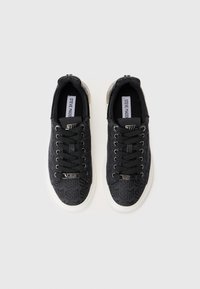 Zwarte sneakers met een gestructureerde bovenkant, gemusterde stof, zwarte veters en witte rubberen zolen. Heeft logo-accenten op de zijkanten en de tong.