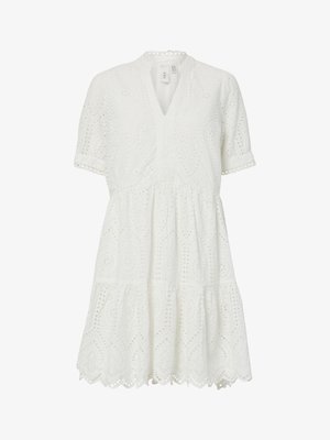 Biała sukienka z krótkim rękawem, dekoltem w serek, haftem oczkowym, falowanym dołem i marszczonymi warstwami.