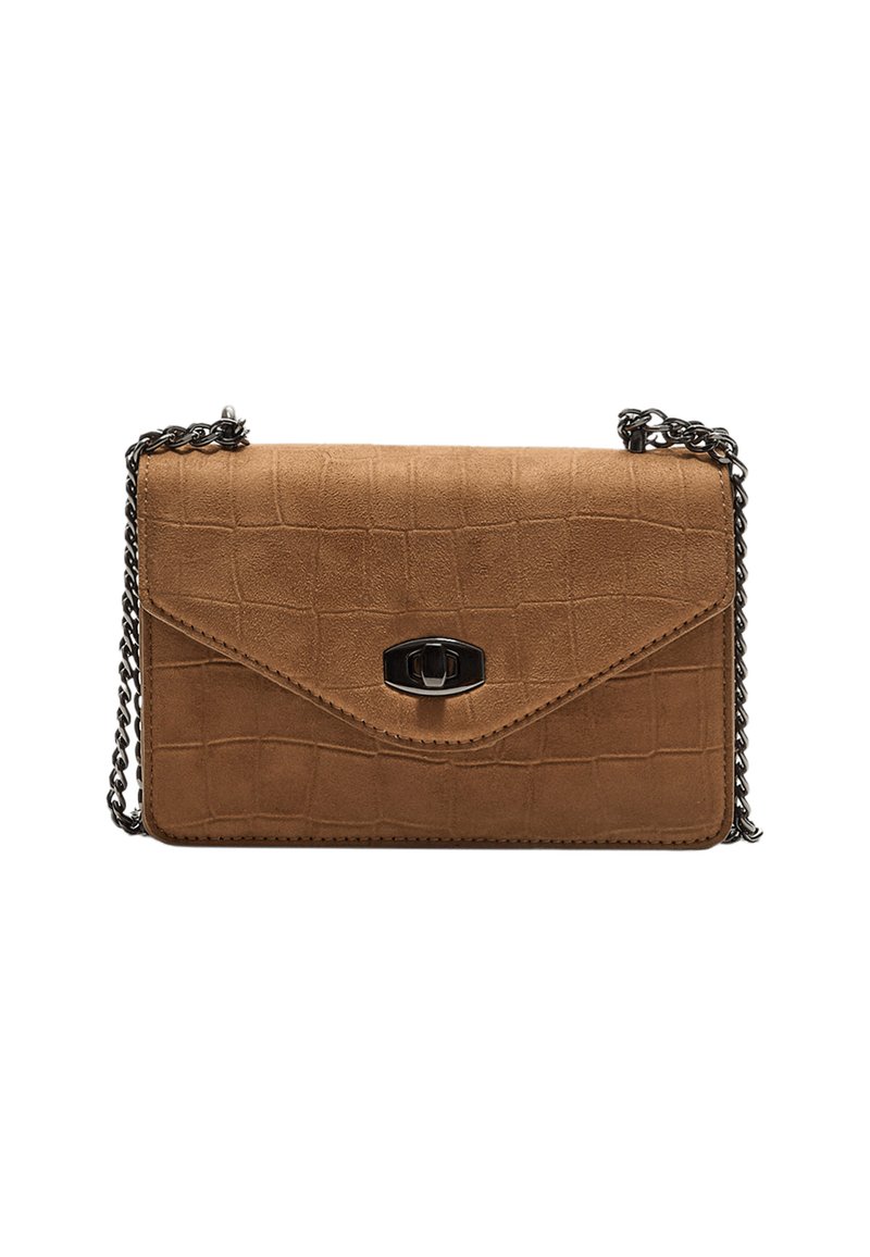 Sac bandoulière en simili cuir beige avec une texture crocodile. Dispose d'une fermeture à rabat et d'une chaîne noire. Forme rectangulaire compacte.