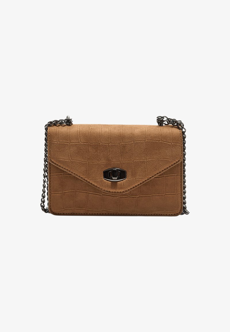Sac bandoulière en simili cuir beige avec une texture crocodile. Dispose d'une fermeture à rabat et d'une chaîne noire. Forme rectangulaire compacte.