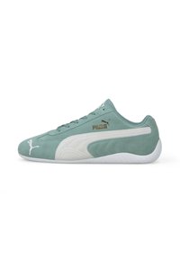 Baskets Puma en daim vert menthe avec des accents blancs. Elles présentent un panneau latéral texturé, des détails de logo et une semelle en caoutchouc.