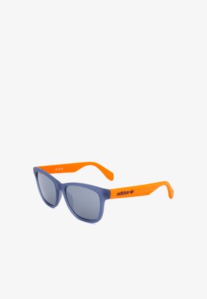 Occhiali da sole con montatura rettangolare blu opaco e lenti grigie specchiate, con aste arancione brillante con logo Adidas nero.