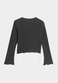 Grijze cropped trui met lange mouwen in klokkende stijl, gemaakt van een textuurstof. De zoom heeft een scalloped rand voor extra detail.