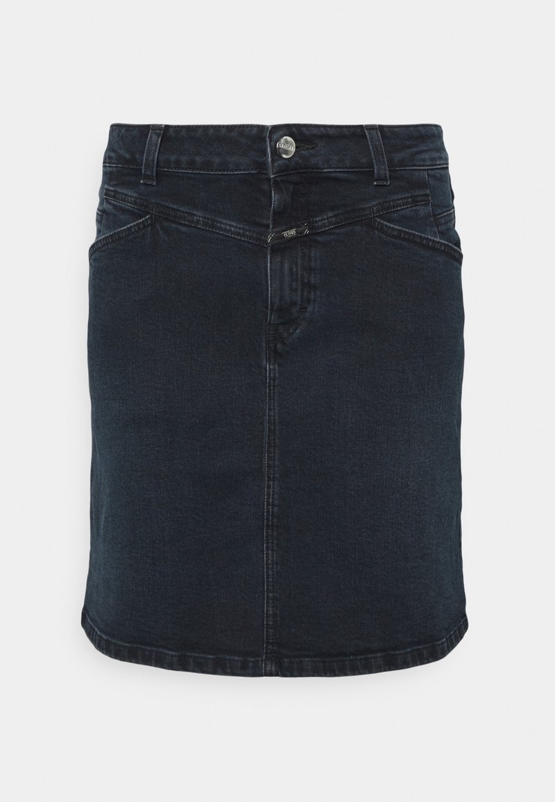 Jupe en denim noire avec fermeture éclair à l'avant, fermeture par bouton, passants de ceinture et poches avant inclinées sur un fond uni.