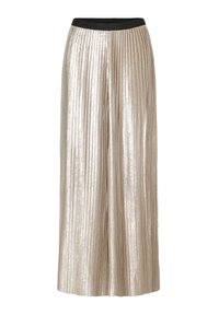 Plisowane szerokie spodnie w metalicznej jasnobeżowej tkaninie z czarnym elastycznym pasa, prezentujące błyszczącą teksturę i pionowe fałdy.