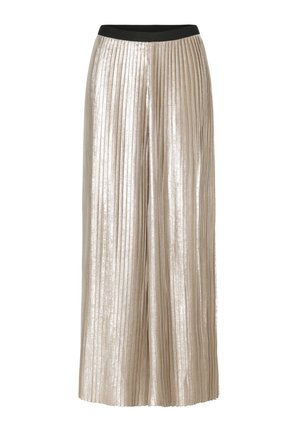 Fém fényű világos bézs anyagból készült, plissé széles nadrág fekete gumis derékkal, mely ragyogó textúrával és függőleges redőkkel rendelkezik.