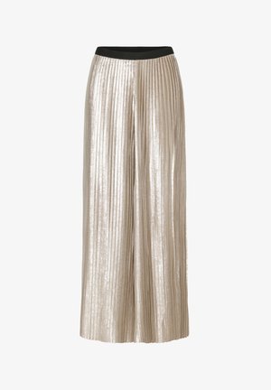Plisované široké nohavice z metalízy vo svetlo béžovej farbe s čiernym elastickým pásom, ktoré vystavujú lesklú textúru a vertikálne záhyby.