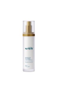 Hvit flaske med frostet finish og gullakenter. Pumpedispenser. Tekst p�å fronten sier "Beskyttende dagkrem lett formel." 50 ml.