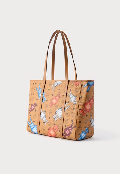 Τσάντα tote από ταμπά δέρμα με μακριά λουριά, διακοσμημένη με πολύχρωμα σχέδια σε στυλ καρτούν ρομποτικού κουνελιού σε μπλε, λευκό, κόκκινο και μοβ.