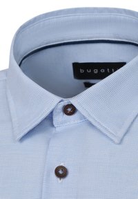 Hellblaues, strukturiertes Hemd mit Button-Down-Kragen, das kleine Karomuster und braune Knopfakzente aufweist. Das Etikett zeigt "bugatti".