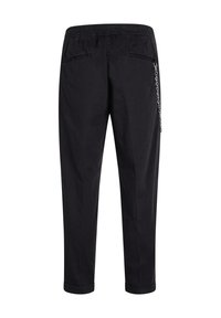 Pantaloni in cotone neri con vita elastica, due tasche posteriori e un dettaglio in catena sul lato. Design a gamba dritta, lunghezza alla caviglia.