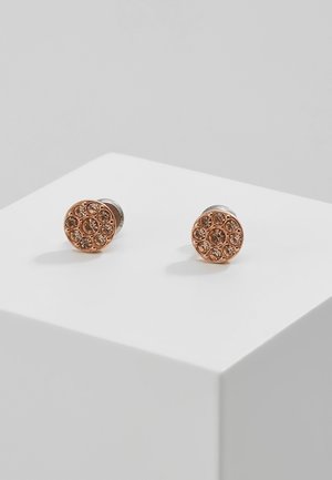 Boucles d'oreilles puces rondes en or rose avec une pierre centrale entourée de huit petites pierres assorties, présentées sur une surface blanche.