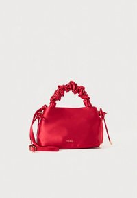 Borsa in raso rosso con manico in tessuto arricciato, tracolla staccabile e dettagli in metallo dorato. Texture liscia con forma rettangolare strutturata.