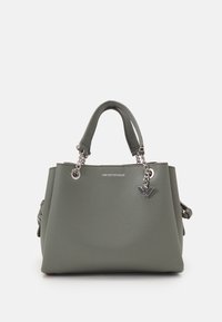 Šedá kabelka z hrubé kůže s dvojitými horními rukojeťmi, kovovými doplňky v stříbrné barvě, detailem loga a strukturovaným siluetou.
